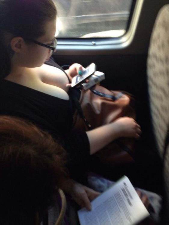 Чувак стоял в автобусе над девушкой с маленькой грудью и заснял ее на камеру