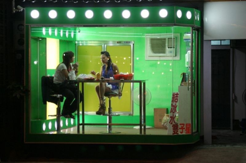 Стеклянные киоски с девушками в Тайване