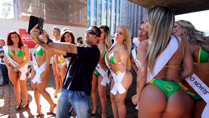 Участницы Miss Bumbum 2015 на улицах Сан-Паулу