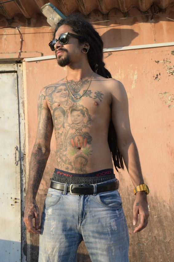 Индийский татуировщик набил 442 логотипа любимых брендов на своем теле, чтобы установить рекорд
