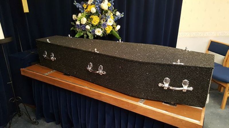 Гламурные гробы в глиттере для блестящих похорон