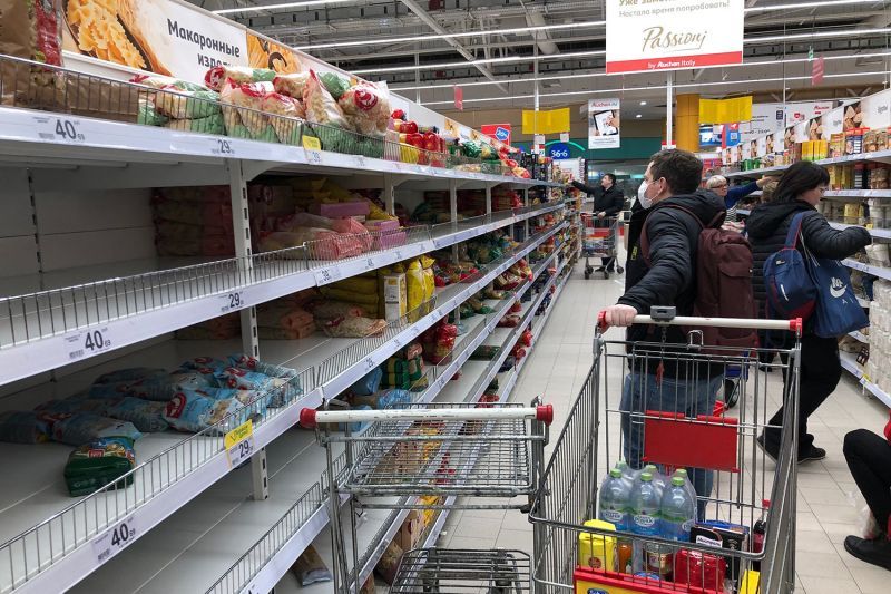 Москвичи начали запасаться едой и средствами гигиены