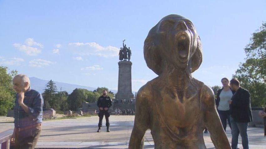 памятник кричащей украинской матери