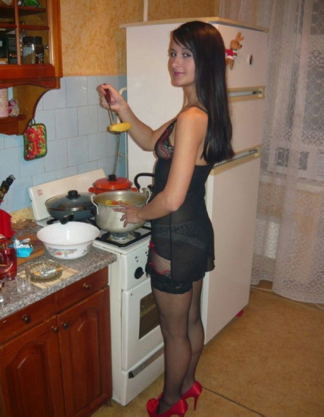Молодая домохозяйка показывает киску и попку на кухне в чулках