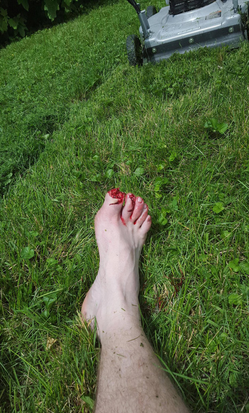 Сучка сфоткала лобок на траве