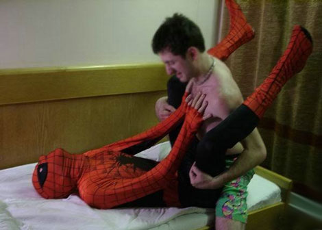 Две телки которые делают минет в необычной форме своему партнеру в костюме человека паука