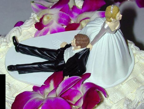 Муж разрешил, чтобы друг трахнул его жену в свадебном платье и довел до оргазма