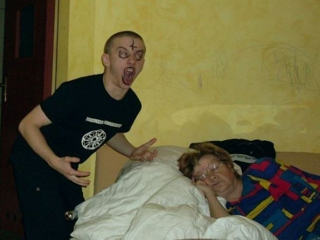 Хлопец потягивает блондинистую студентку у неё дома на кровати