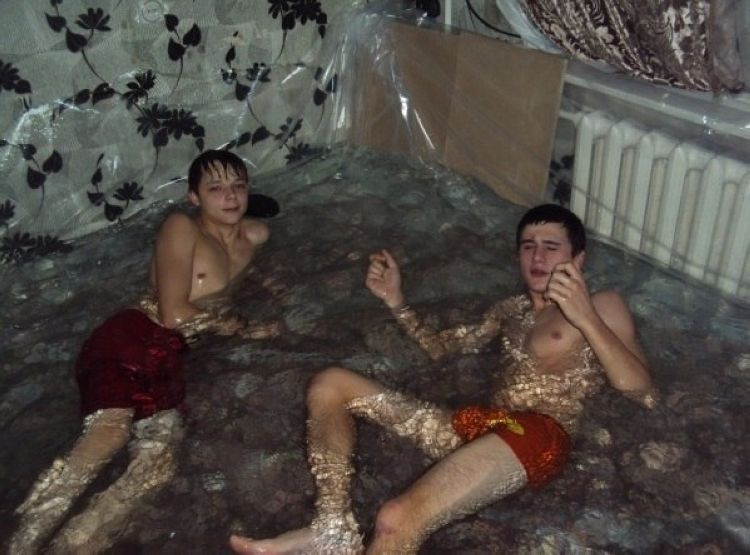 Русская домашняя ебля на сером диване приносит девке море теплой спермы